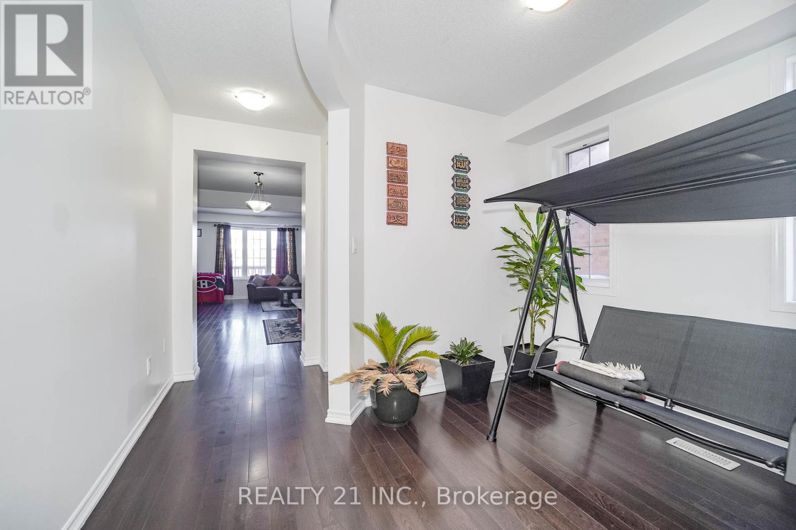 54 Tysonville Circle, Brampton, Ontario  L7A 4B1 - Photo 3 - W12810514