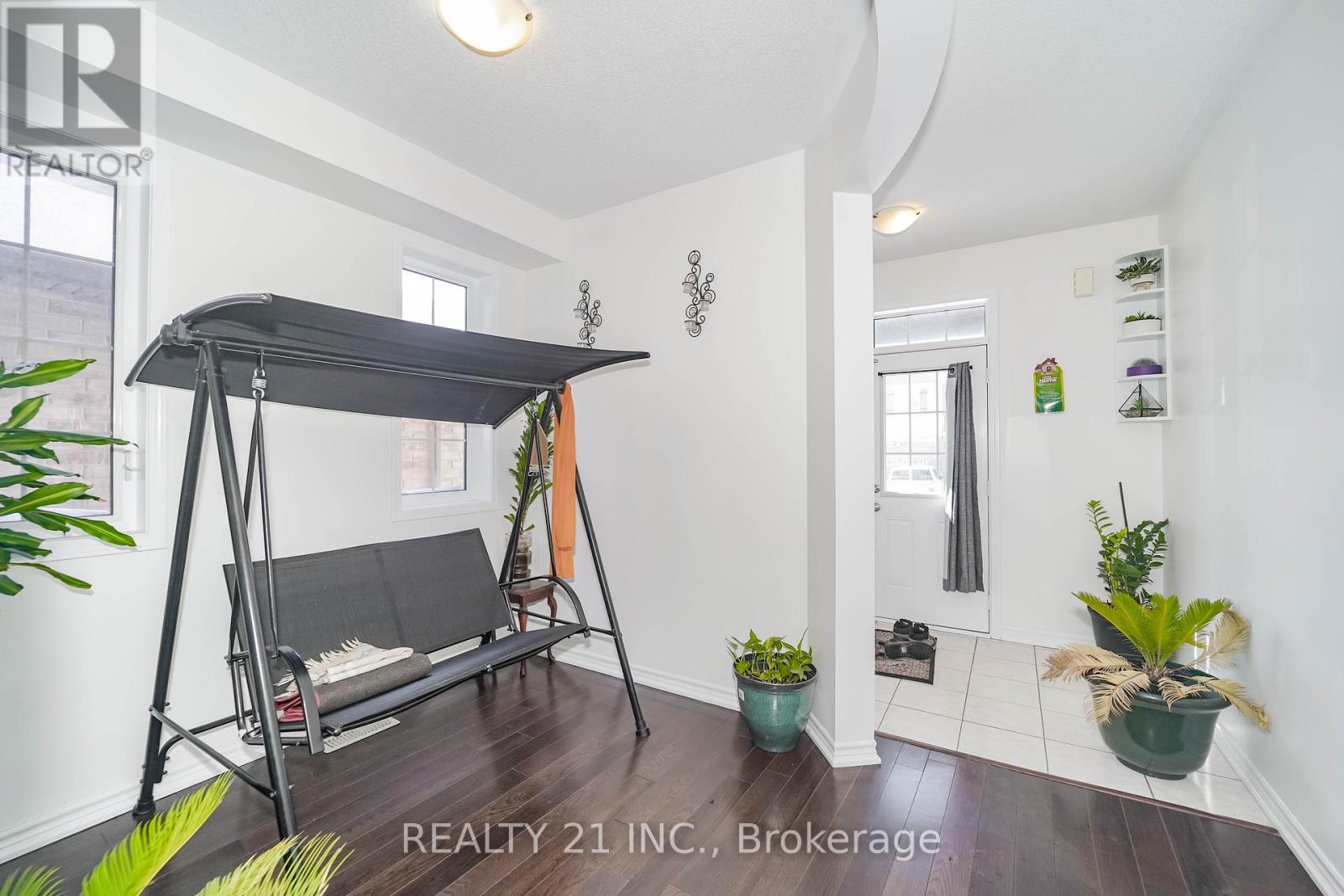 54 Tysonville Circle, Brampton, Ontario  L7A 4B1 - Photo 4 - W12810514