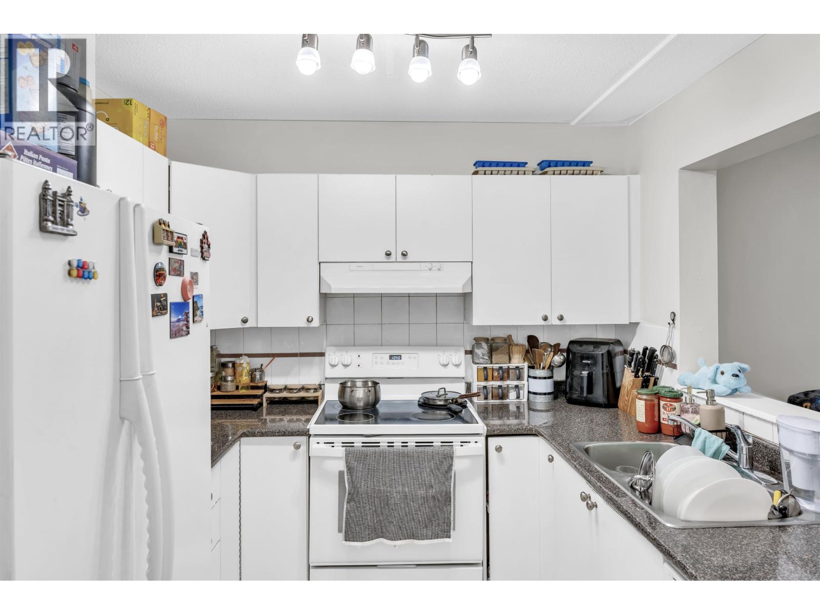 Listing Picture 11 of 13 : 212 6939 GILLEY AVENUE, Burnaby / 本拿比 - 魯藝地產 Yvonne Lu Group - MLS Medallion Club Member