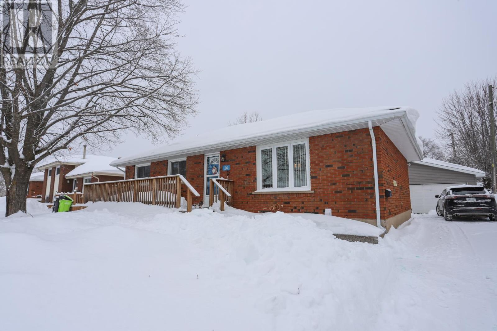 14 Elaine Ct, Sault Ste. Marie, Ontario  P6A 4R9 - Photo 2 - SM260007