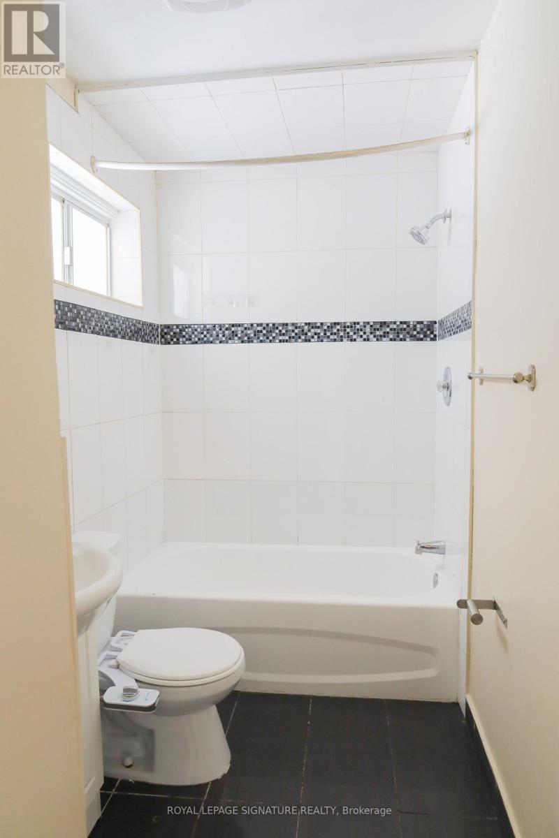 Upper - 39 Brisco Street, Brampton, Ontario  L6V 1X1 - Photo 10 - W12810584