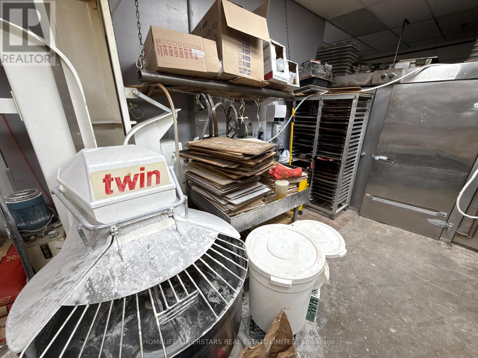 27 Ruth Avenue, Brampton (Heart Lake West), Ontario  L6Z 4R2 - Photo 10 - W12810590