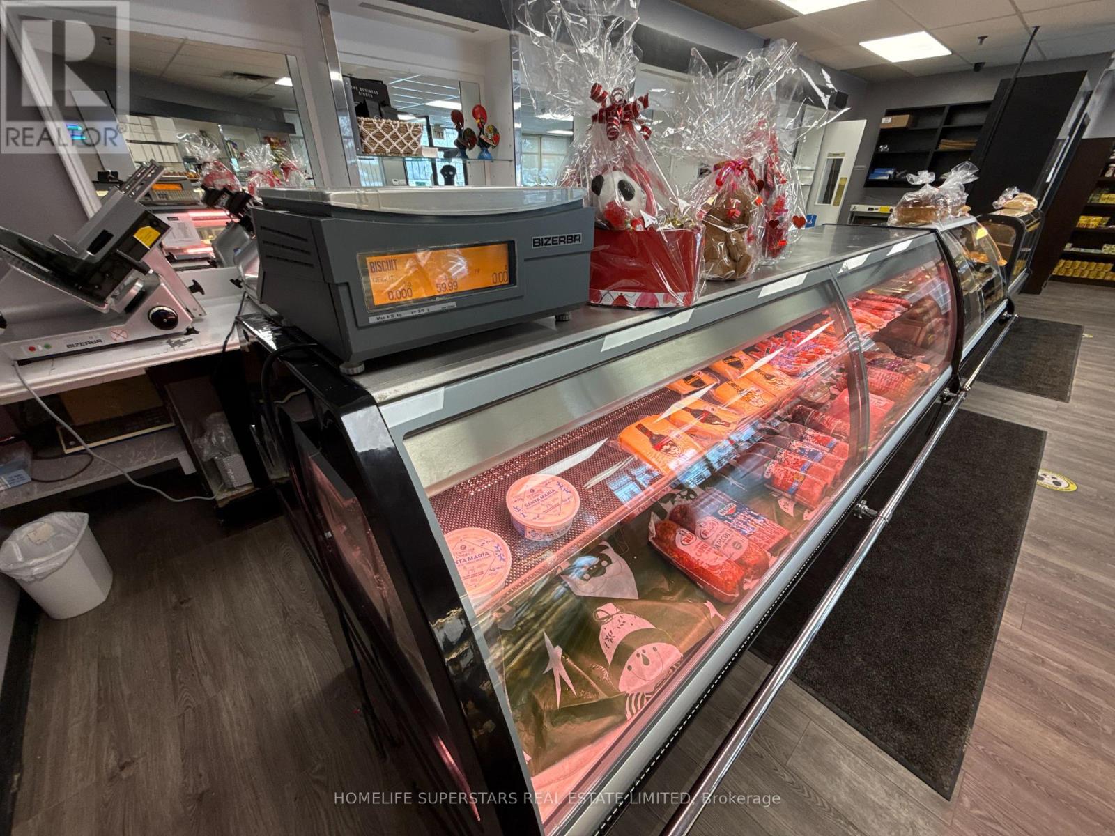 27 Ruth Avenue, Brampton (Heart Lake West), Ontario  L6Z 4R2 - Photo 8 - W12810590