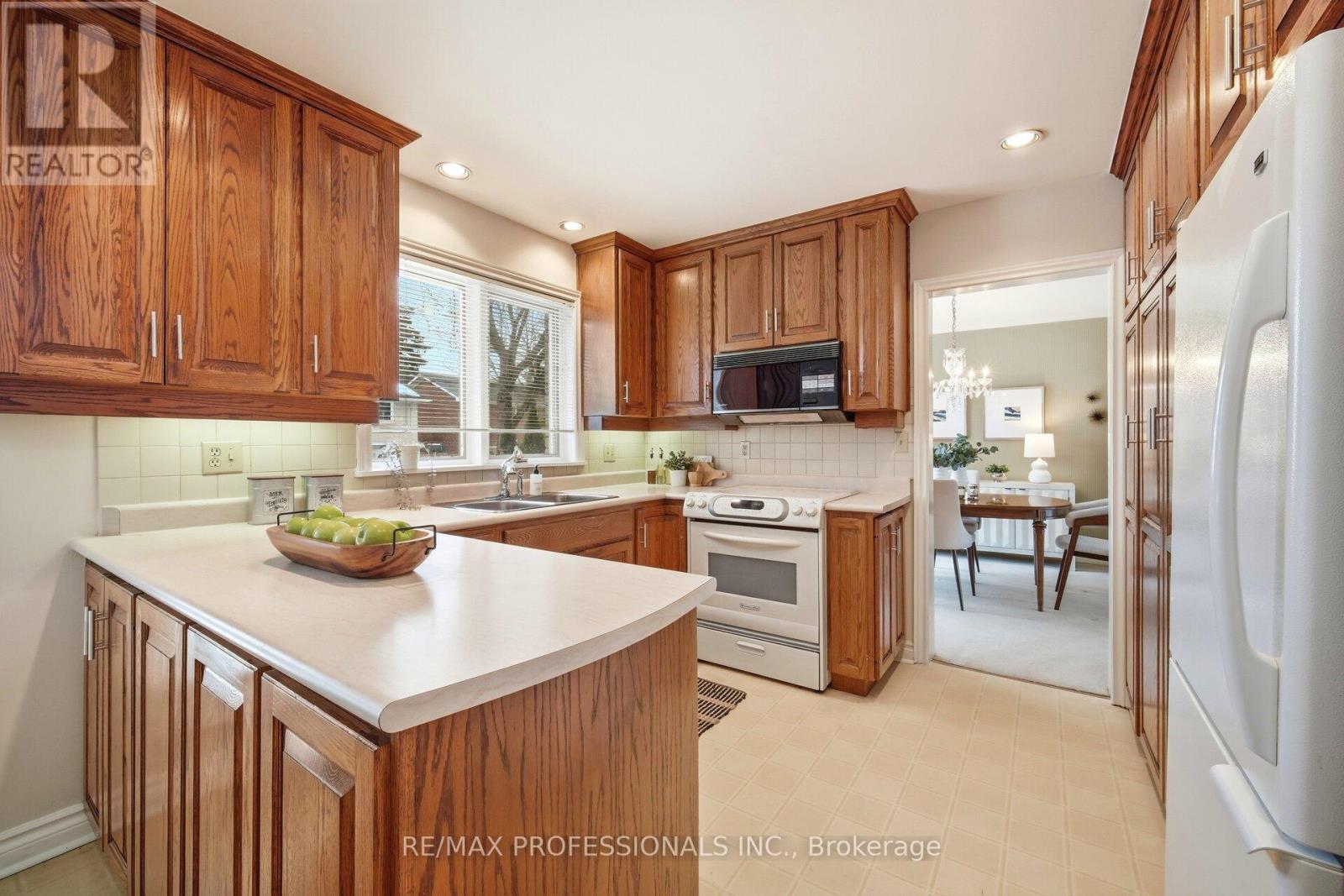 19 Cherry Post Crescent, Toronto, Ontario  M9C 2J9 - Photo 13 - W12810656