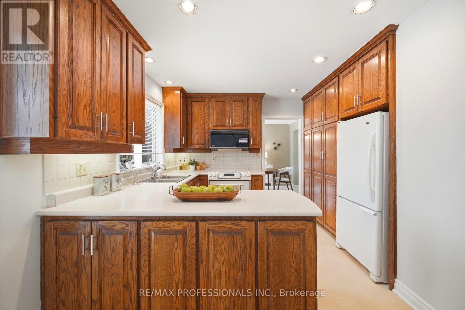 19 Cherry Post Crescent, Toronto, Ontario  M9C 2J9 - Photo 14 - W12810656