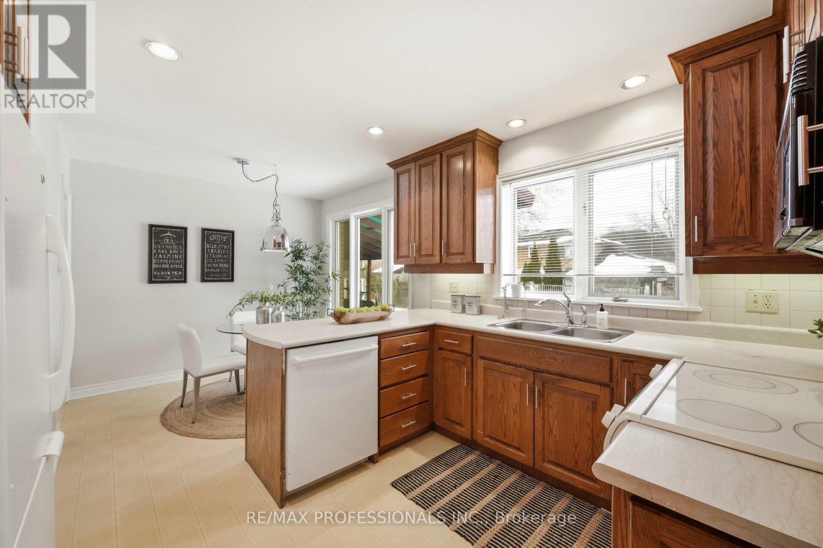 19 Cherry Post Crescent, Toronto, Ontario  M9C 2J9 - Photo 16 - W12810656