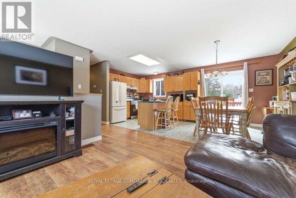 28 Bob Seguin Drive, Laurentian Hills, Ontario  K0J 1J0 - Photo 12 - X12810670