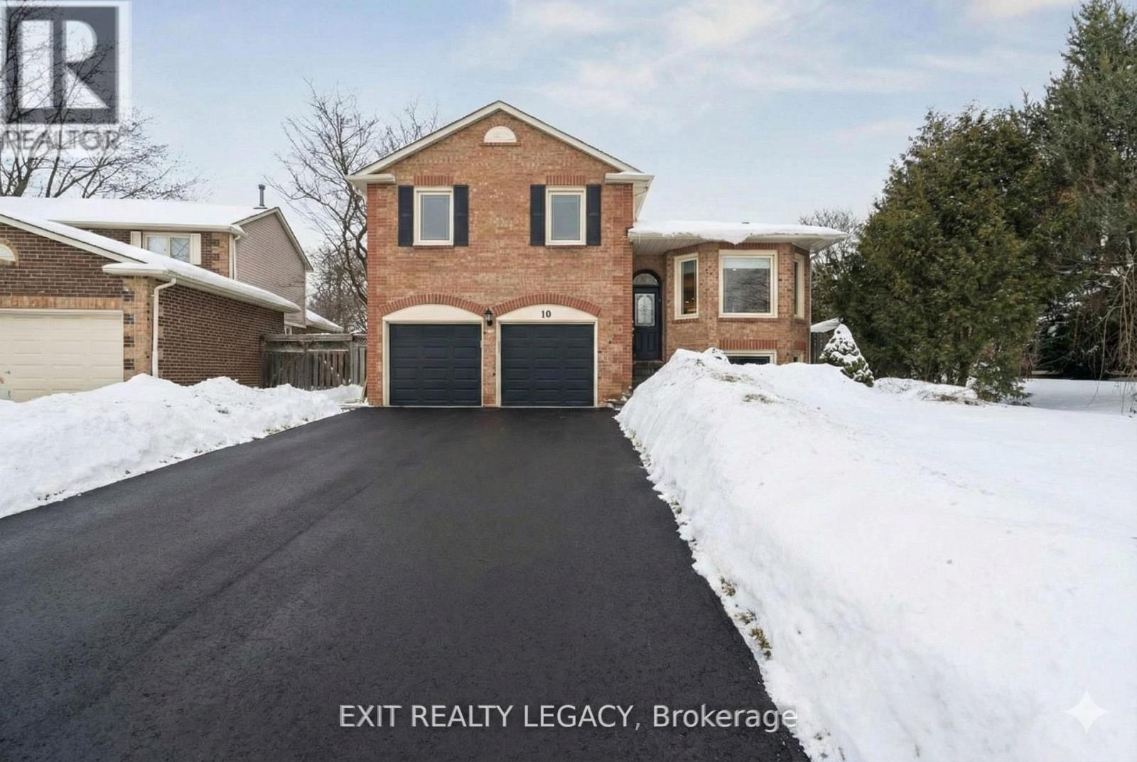 10 EVES COURT, Newmarket, Ontario