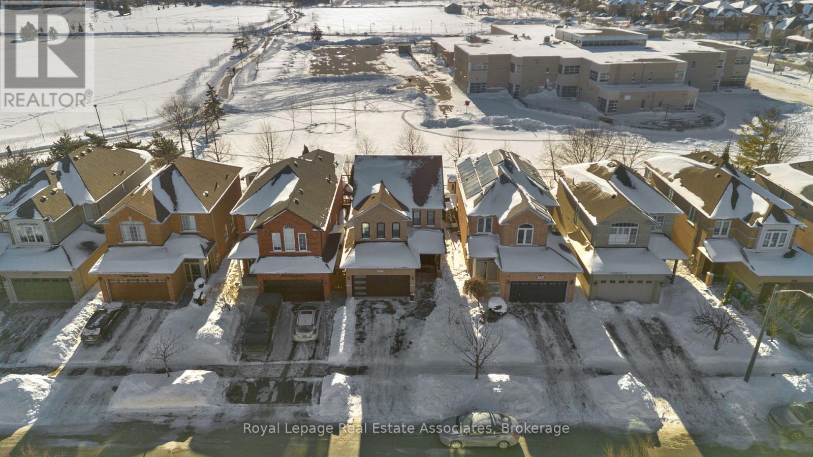 5836 Terrapark Trail, Mississauga, Ontario  L5M 6S1 - Photo 5 - W12810724