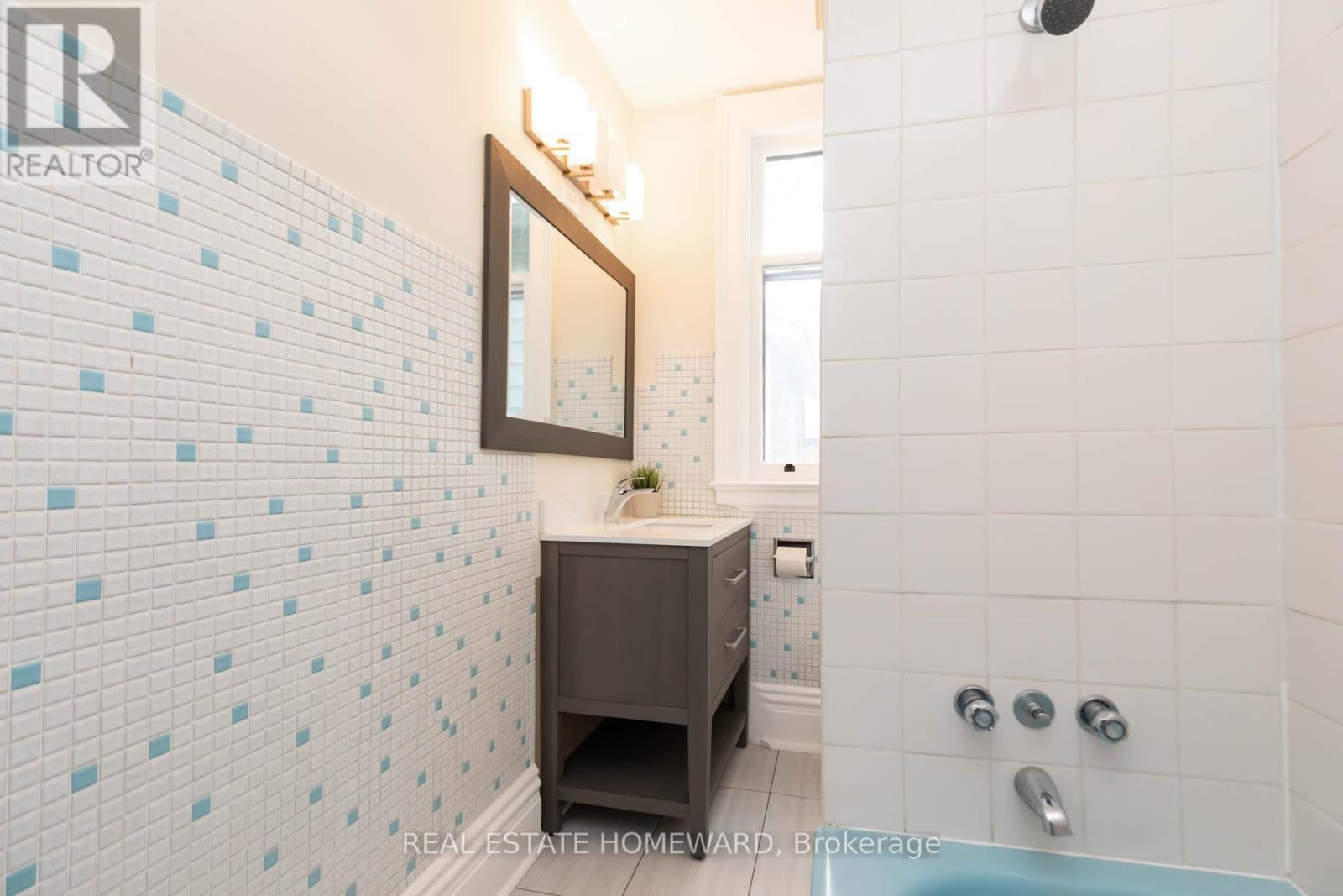 Main - 92 Indian Road, Toronto, Ontario  M6R 2V4 - Photo 18 - W12810766