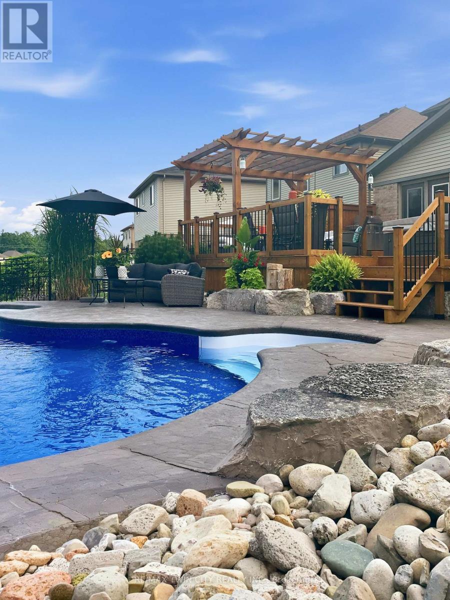 78 Forest Creek Drive, Kitchener, Ontario  N2R 0B5 - Photo 3 - X12810802