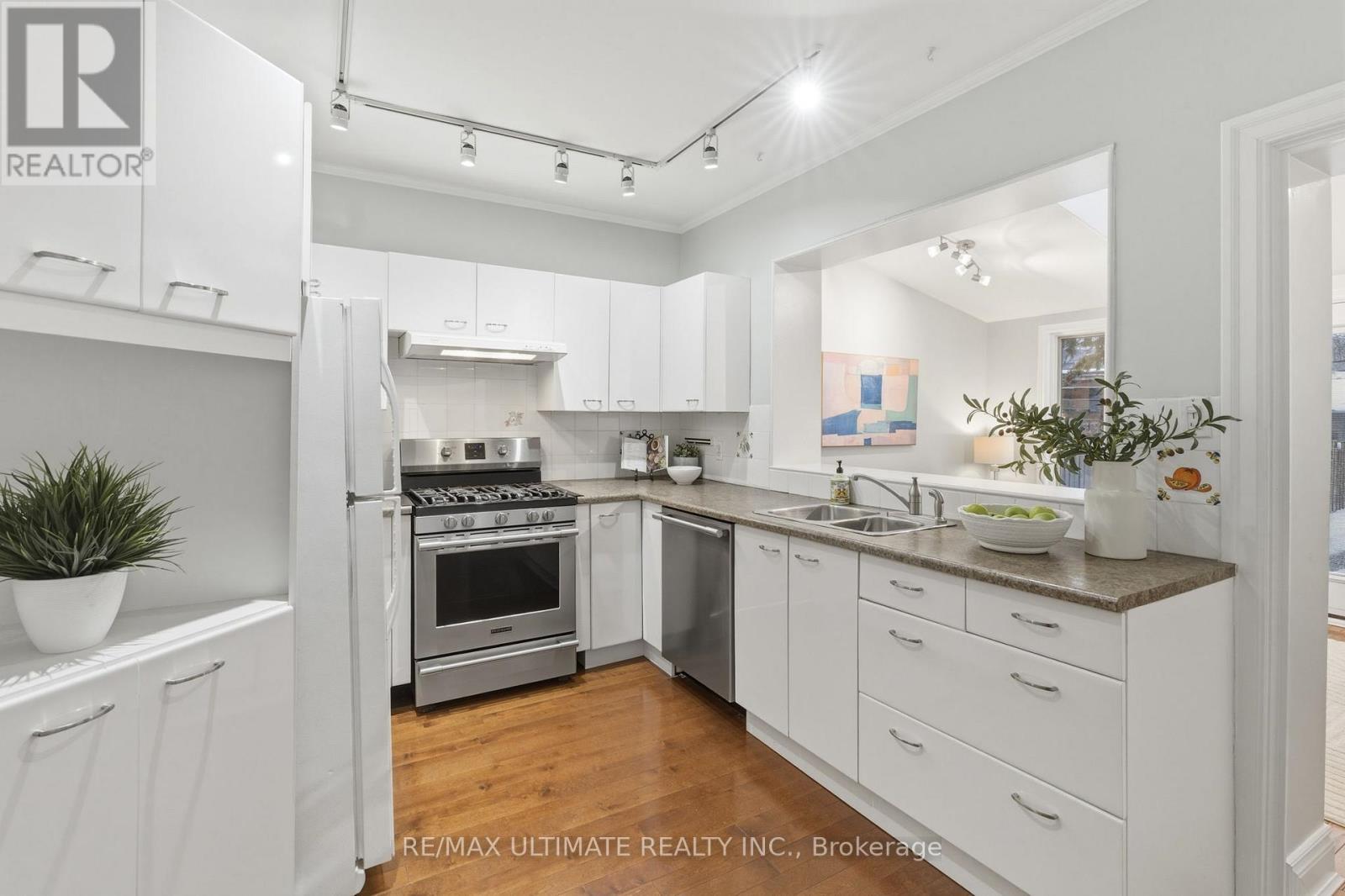 27 Osborne Avenue, Toronto, Ontario  M4E 3A8 - Photo 11 - E12810852