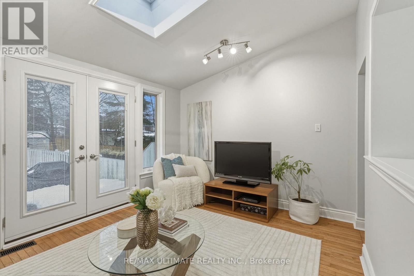 27 Osborne Avenue, Toronto, Ontario  M4E 3A8 - Photo 14 - E12810852