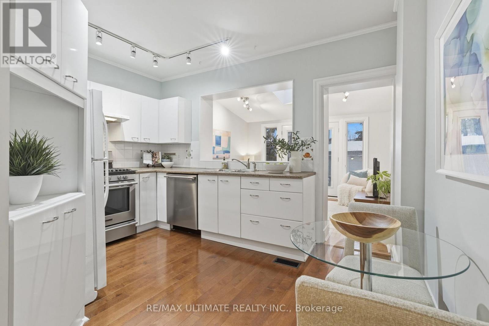 27 Osborne Avenue, Toronto, Ontario  M4E 3A8 - Photo 9 - E12810852