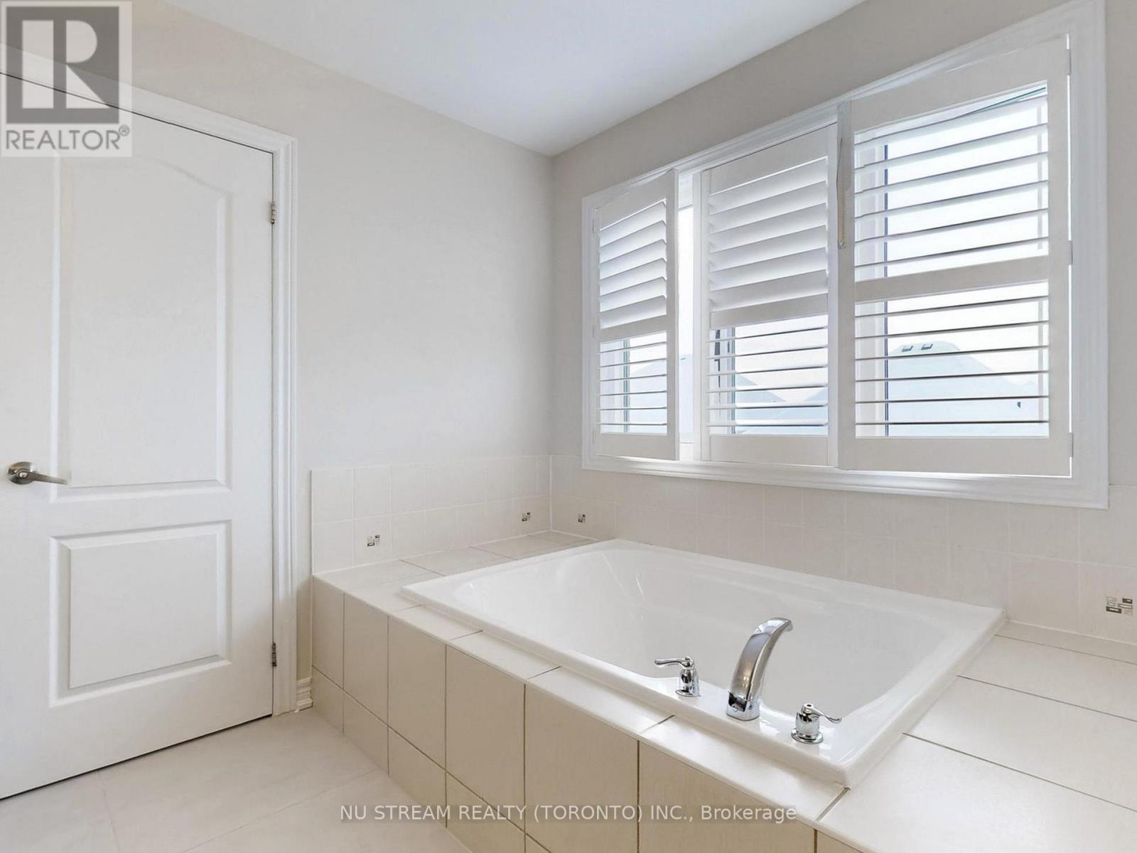 224 Aspenwood Drive, Newmarket, Ontario  L3X 3L1 - Photo 18 - N12810860