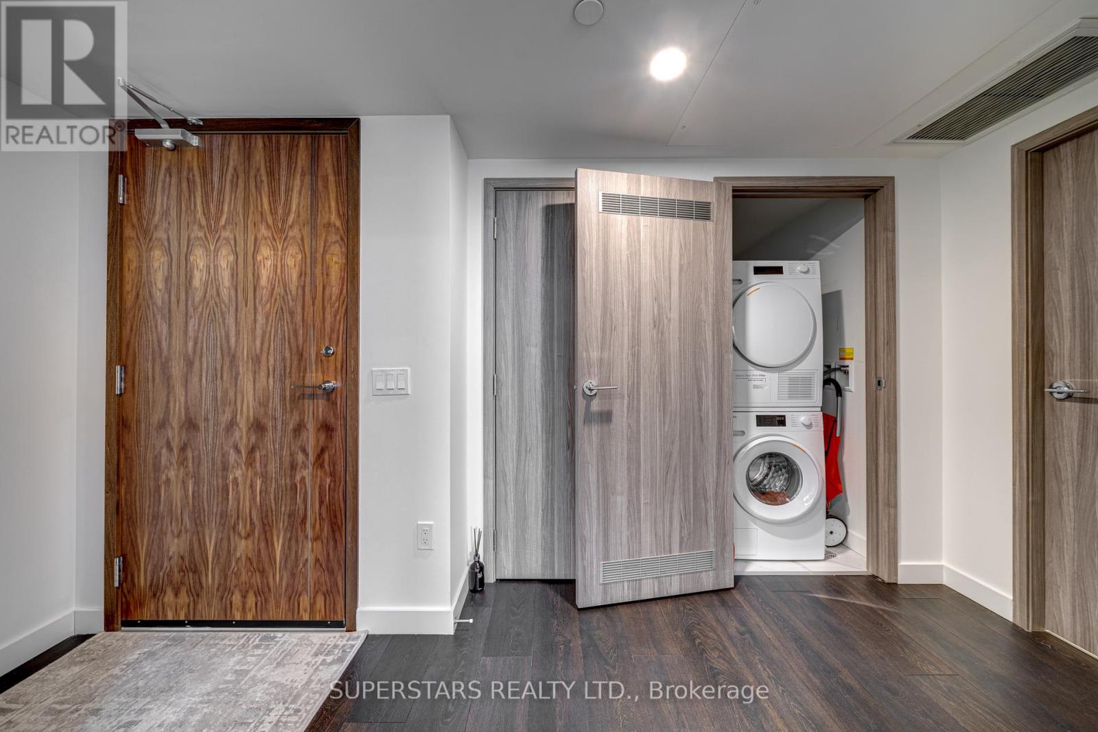 5712 - 3 Concord Cityplace Way, Toronto, Ontario  M5V 0X4 - Photo 10 - C12804502