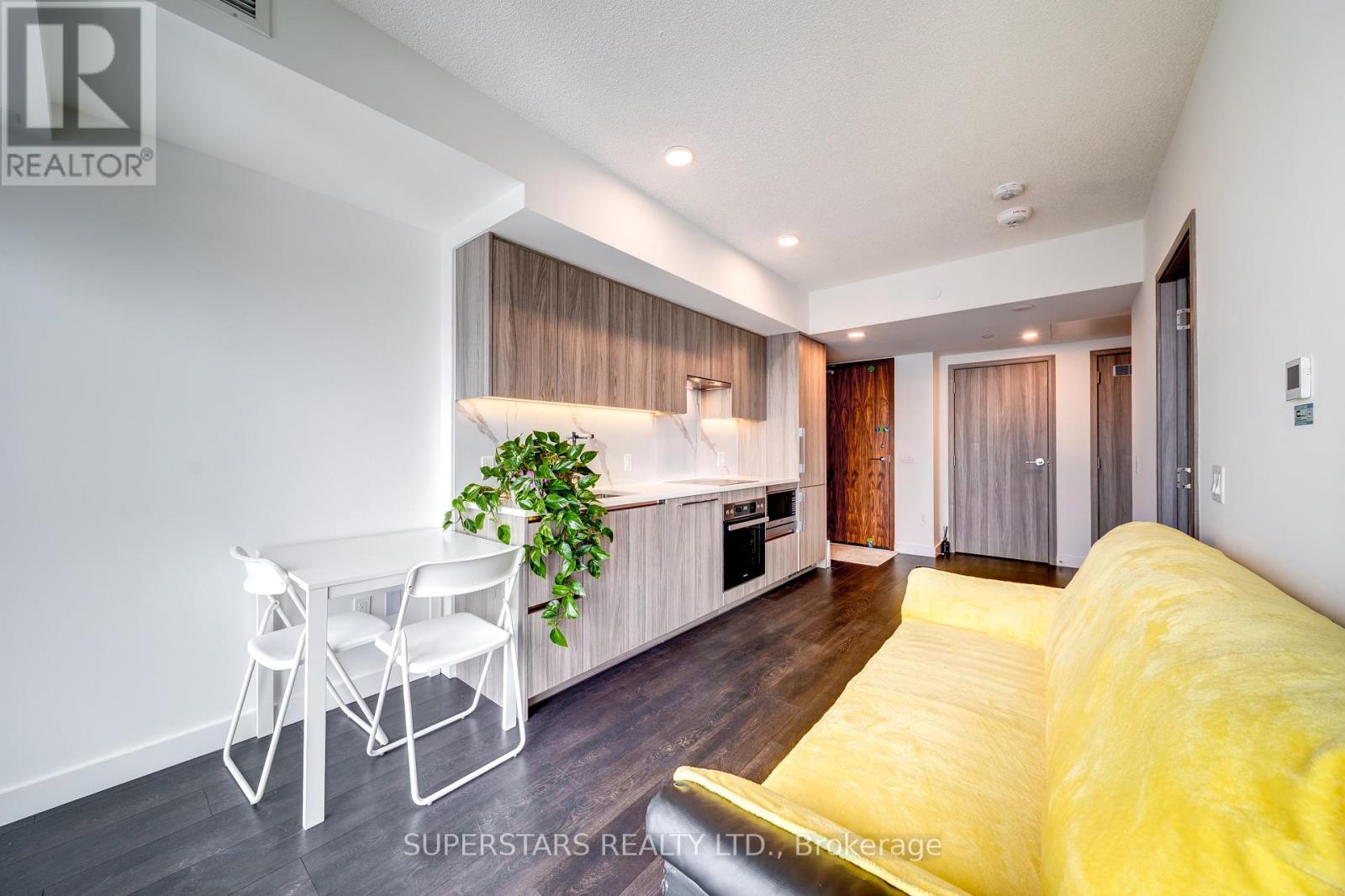 5712 - 3 Concord Cityplace Way, Toronto, Ontario  M5V 0X4 - Photo 4 - C12804502