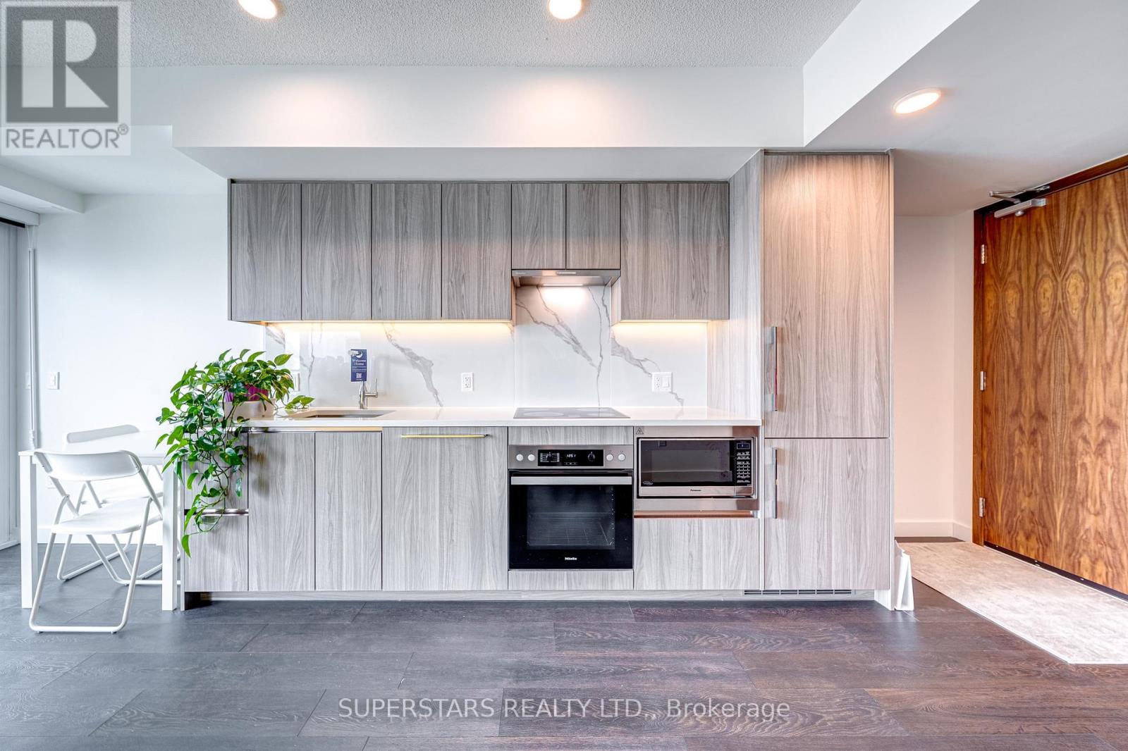 5712 - 3 Concord Cityplace Way, Toronto, Ontario  M5V 0X4 - Photo 6 - C12804502