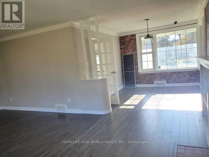 90 Centre Street W, Richmond Hill, Ontario  L4C 3P7 - Photo 2 - N12810876