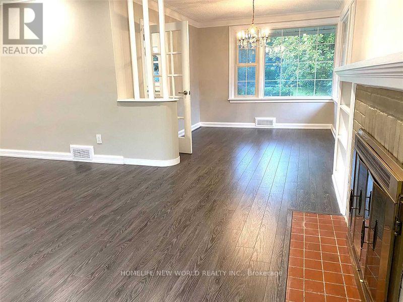 90 Centre Street W, Richmond Hill, Ontario  L4C 3P7 - Photo 3 - N12810876