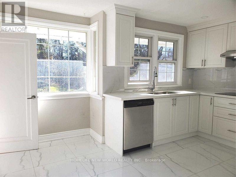 90 Centre Street W, Richmond Hill, Ontario  L4C 3P7 - Photo 5 - N12810876