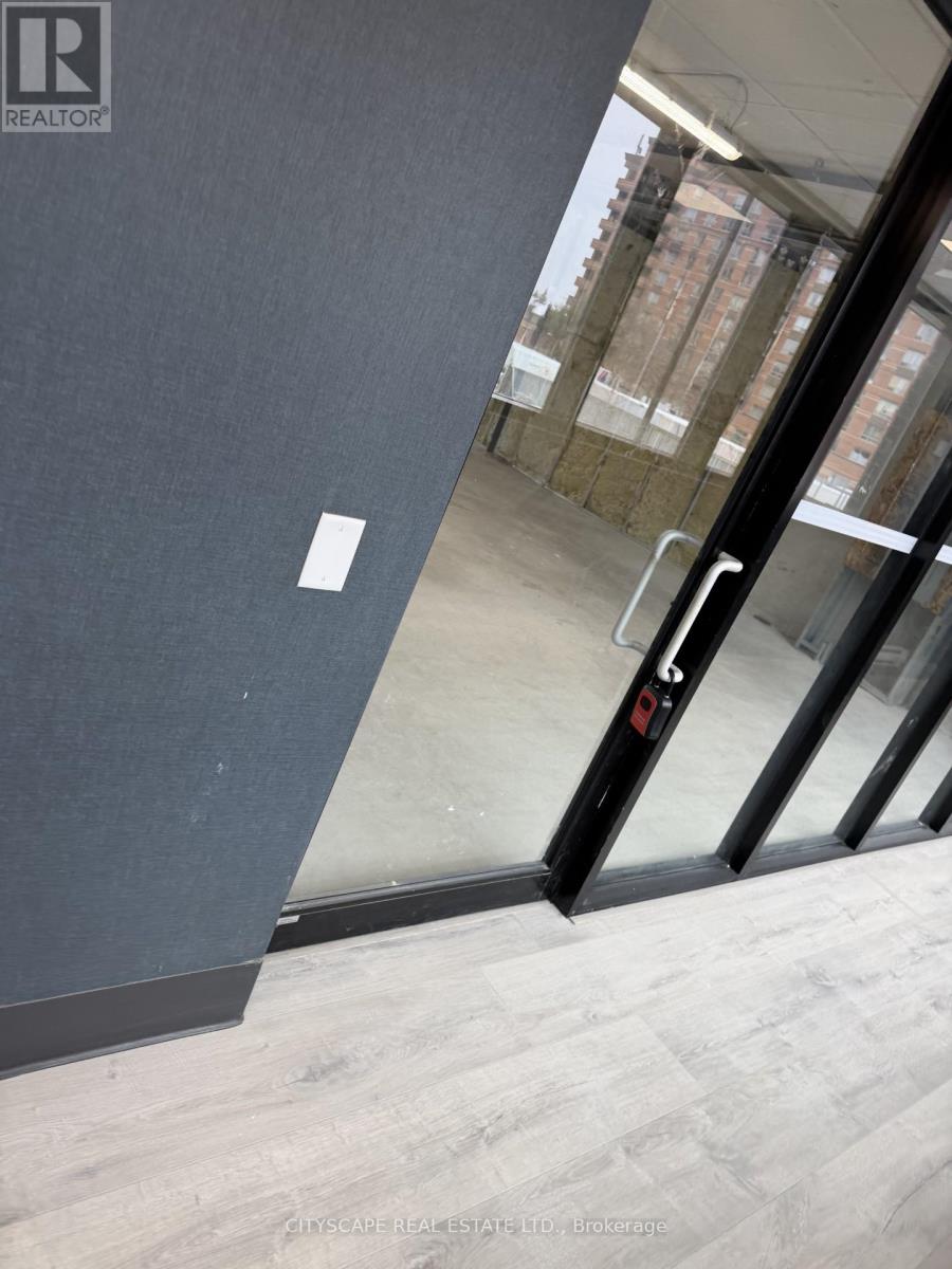 202 - 3401 Ridgeway Drive, Mississauga, Ontario  L5L 0B9 - Photo 3 - W12810864