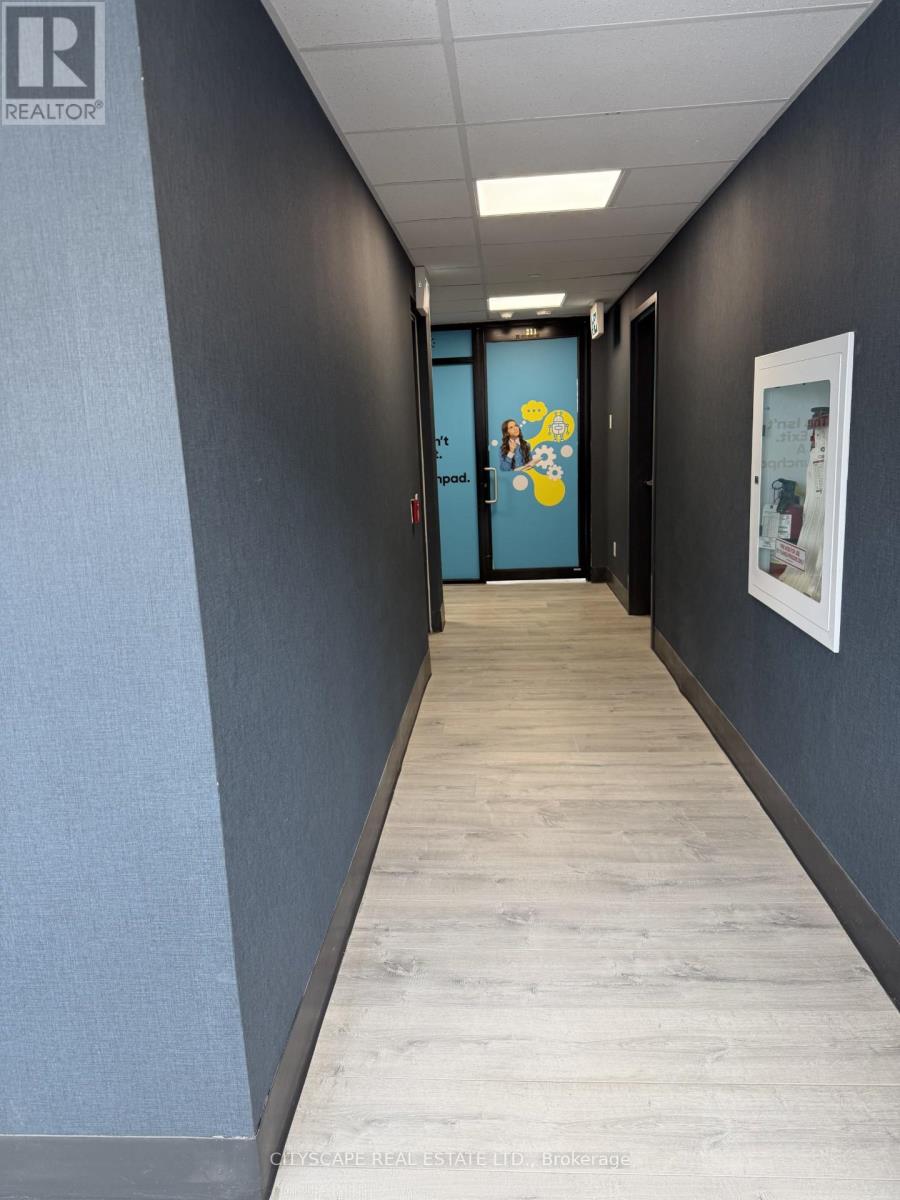 202 - 3401 Ridgeway Drive, Mississauga, Ontario  L5L 0B9 - Photo 5 - W12810864