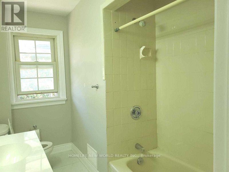 90 Centre Street W, Richmond Hill, Ontario  L4C 3P7 - Photo 10 - N12810876