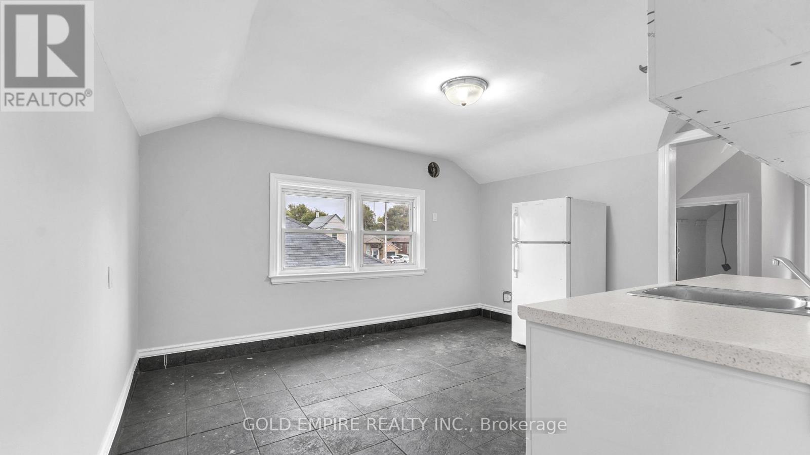 Upper - 908 Trafalgar Street, London East, Ontario  N5Z 1G2 - Photo 3 - X12811012