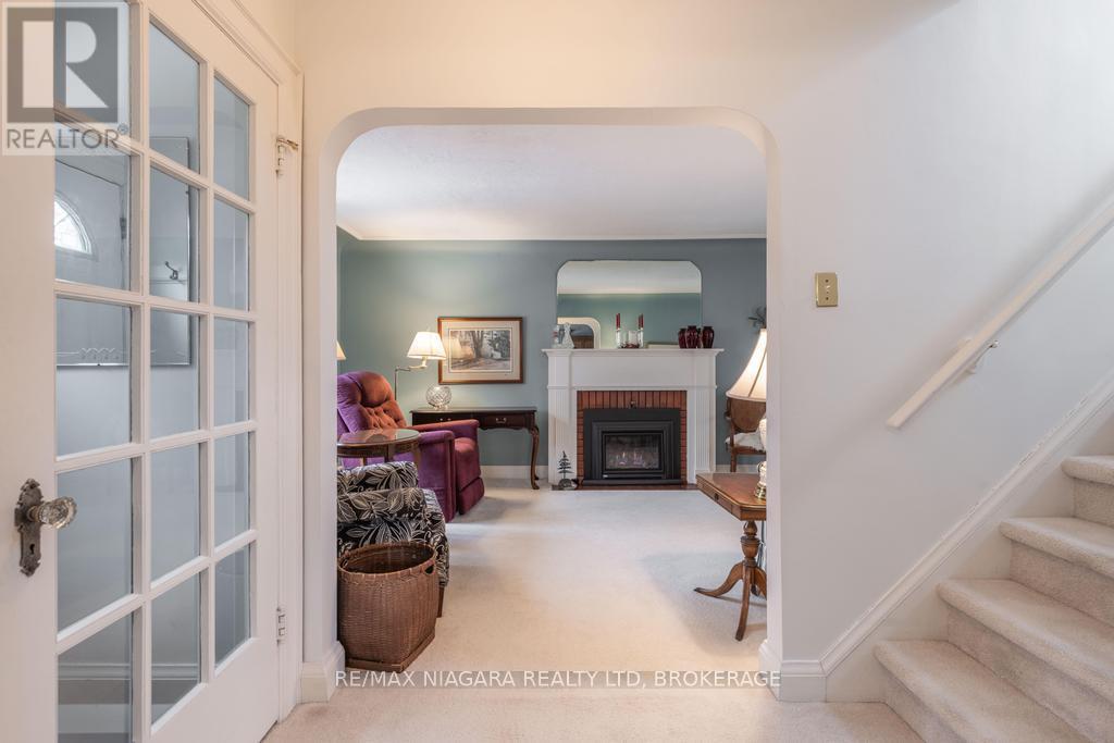 2 Gardiner Place, St. Catharines, Ontario  L2R 1Y8 - Photo 3 - X12811180