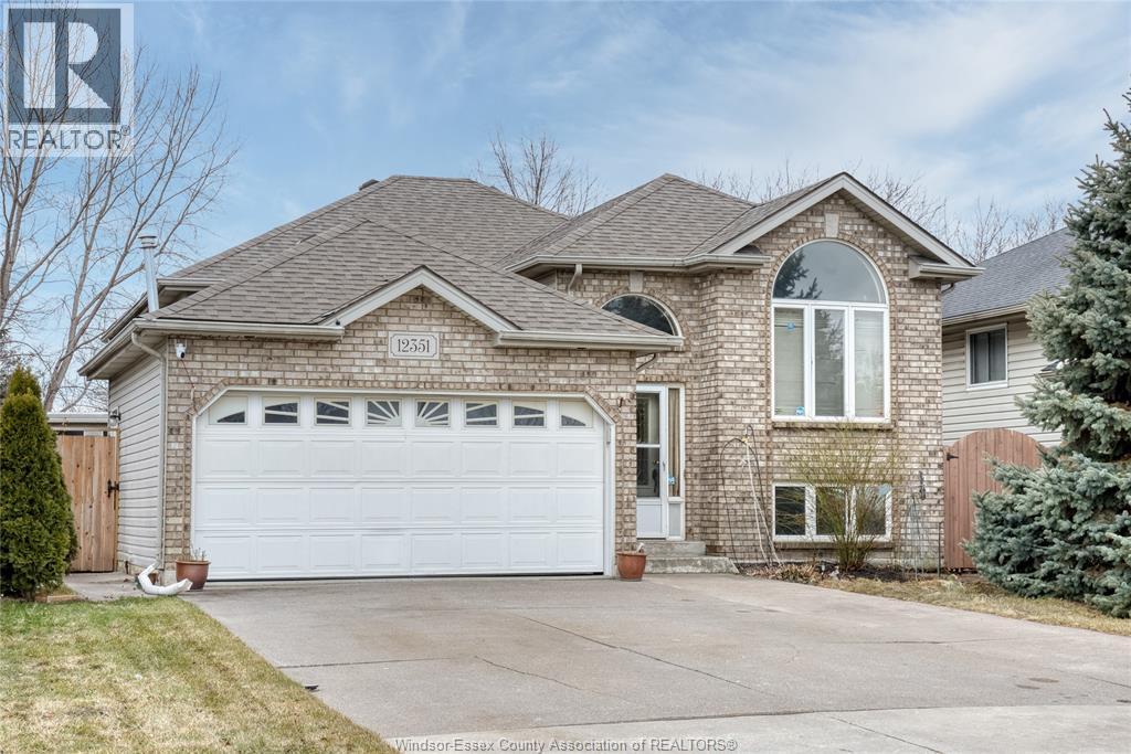 EXCEPTIONAL LOCATION IN THE TOWN OF TECUMSEH. THIS FAMILY HOME WITH TONS OF POTENTIAL SITS IN A CUL DE SAC WITH 4 BDRMS & 2 BATHS, DECK OFF KITCHEN W/PATIO DOORS TO REAR YARD. LOWER LEVEL OFFERS A COZY LIVING SPACE WITH GAS FIREPLACE, DOUBLE CAR GARAGE AND BONUS 12' X 12' WORKSHOP/MANCAVE IN THE REAR YARD W/HYDRO!!! CLOSE TO SHOPPING & AMENITIES. (id:48254)