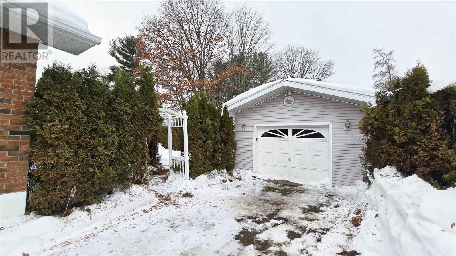 90 Market St, Sault Ste. Marie, Ontario  P6A 4T3 - Photo 3 - SM260073