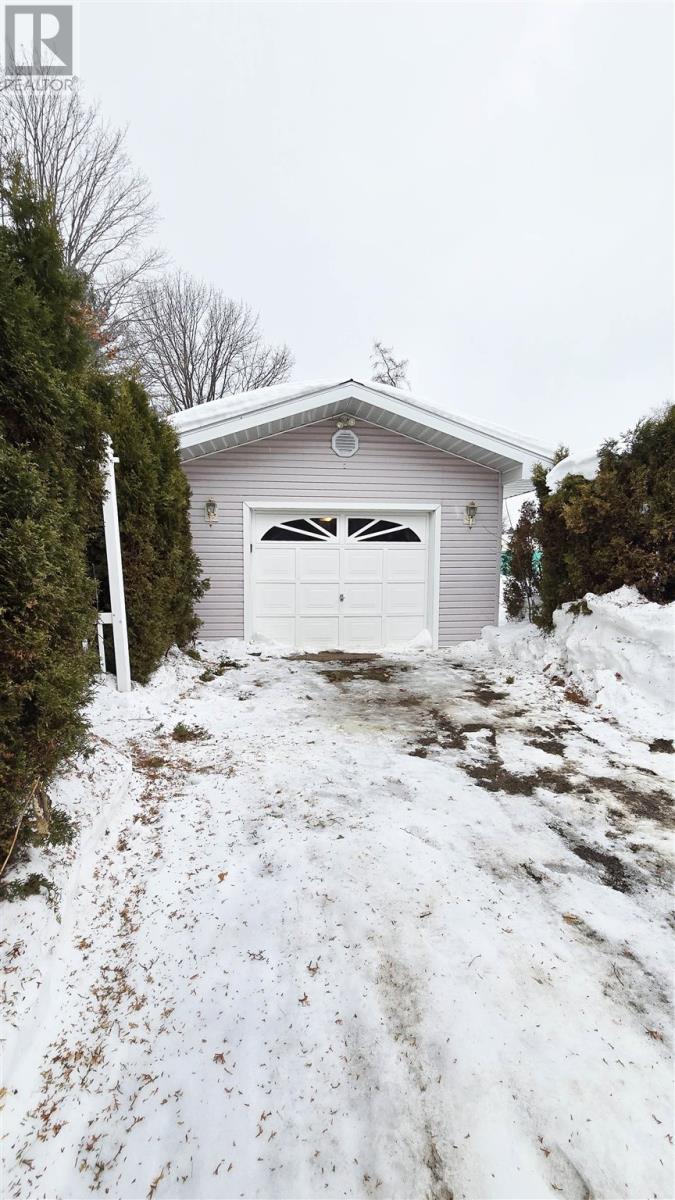 90 Market St, Sault Ste. Marie, Ontario  P6A 4T3 - Photo 4 - SM260073