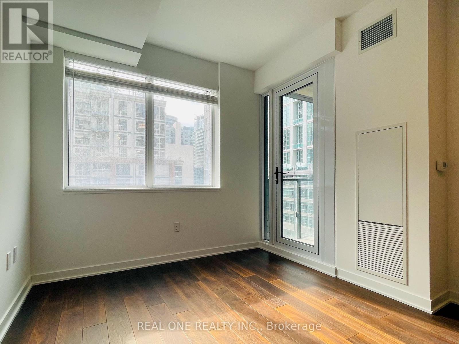 717 - 115 Blue Jays Way, Toronto, Ontario  M5V 0N4 - Photo 2 - C12811098