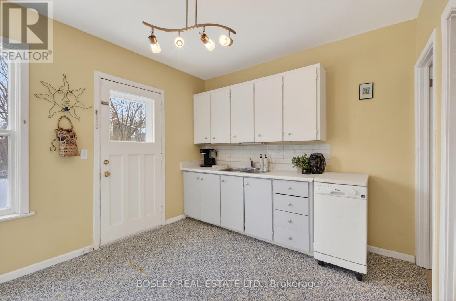 51 Bastedo Avenue, Toronto, Ontario  M4C 3M8 - Photo 7 - E12811092