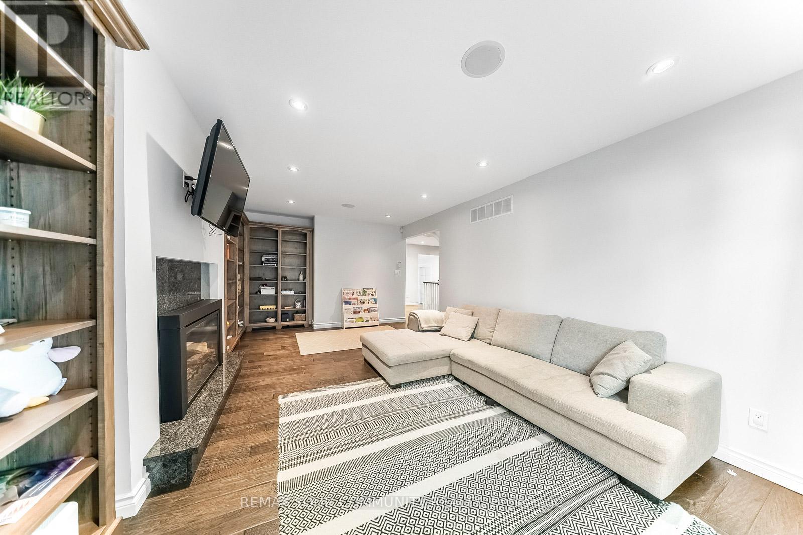 8 Spinning Wheel Court, Markham, Ontario  L3T 1G7 - Photo 20 - N12811046