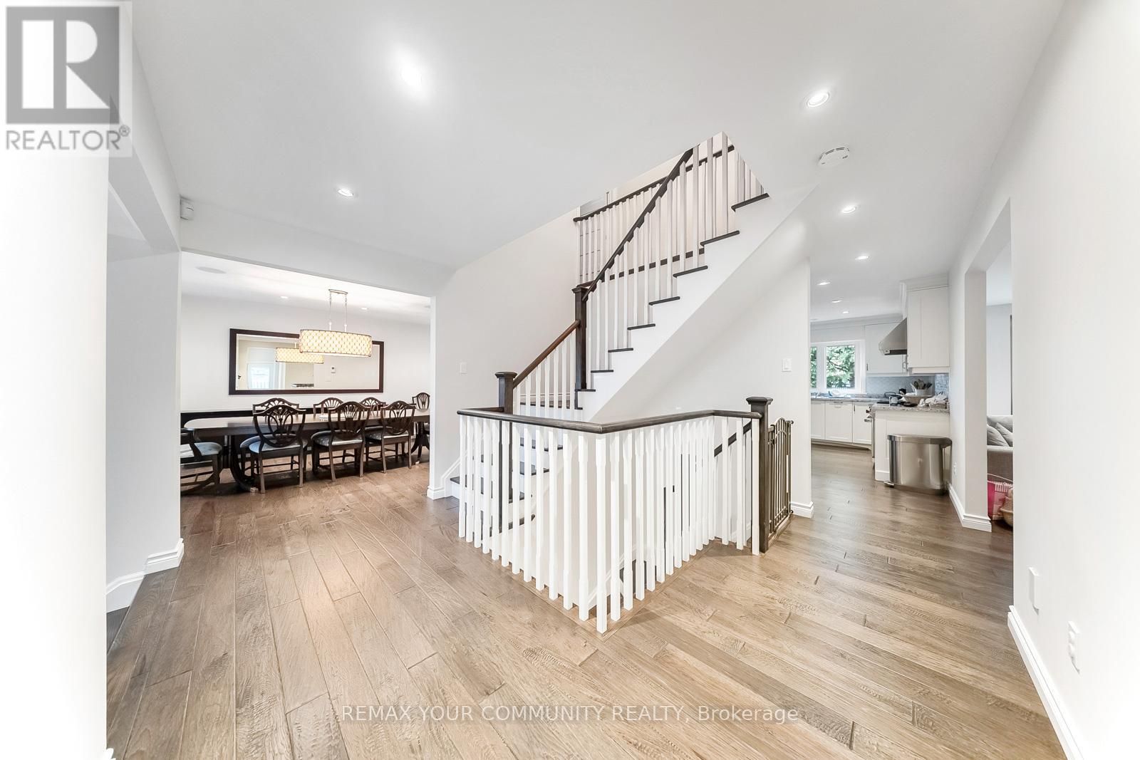 8 Spinning Wheel Court, Markham, Ontario  L3T 1G7 - Photo 4 - N12811046