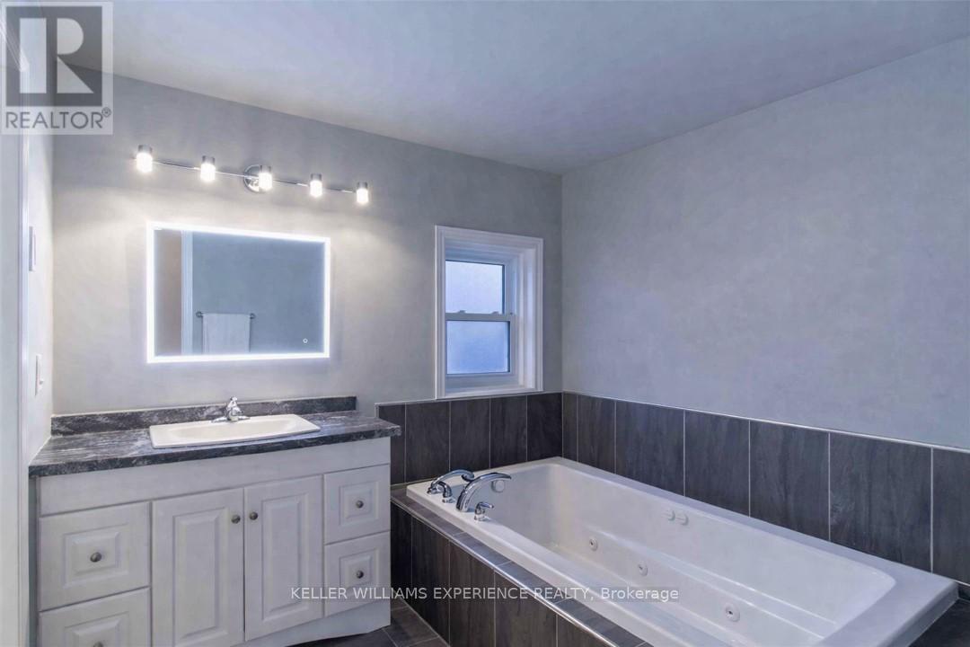 Upper - 22 Grand Forest Drive, Barrie (Bayshore), Ontario  L4N 7E8 - Photo 13 - S12811070