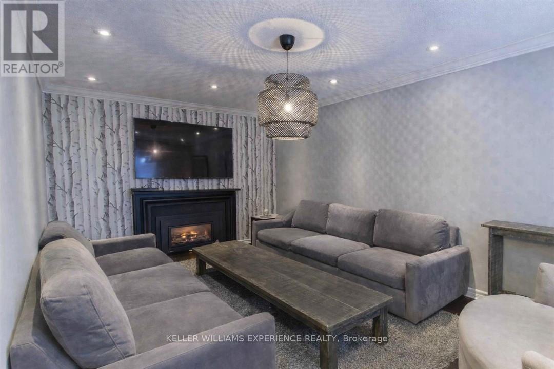 Upper - 22 Grand Forest Drive, Barrie (Bayshore), Ontario  L4N 7E8 - Photo 4 - S12811070