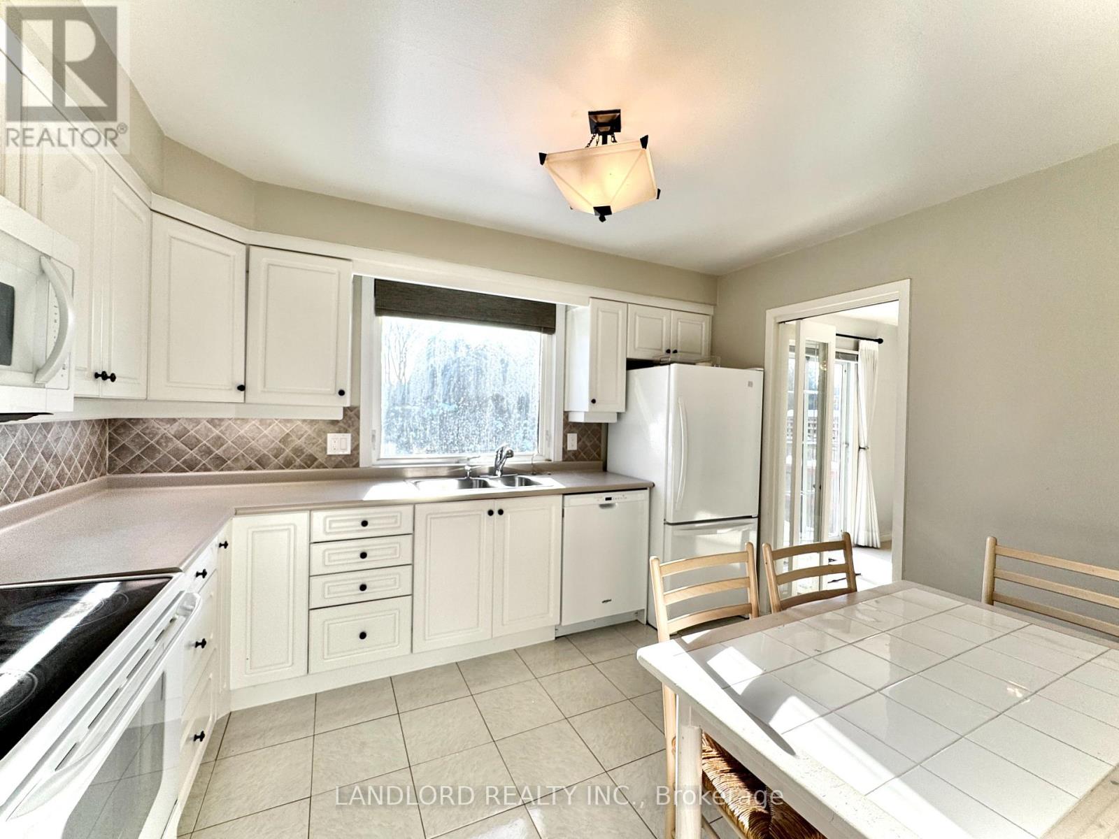 2294 Wyandotte Drive, Oakville, Ontario  L6L 2T6 - Photo 2 - W12666090