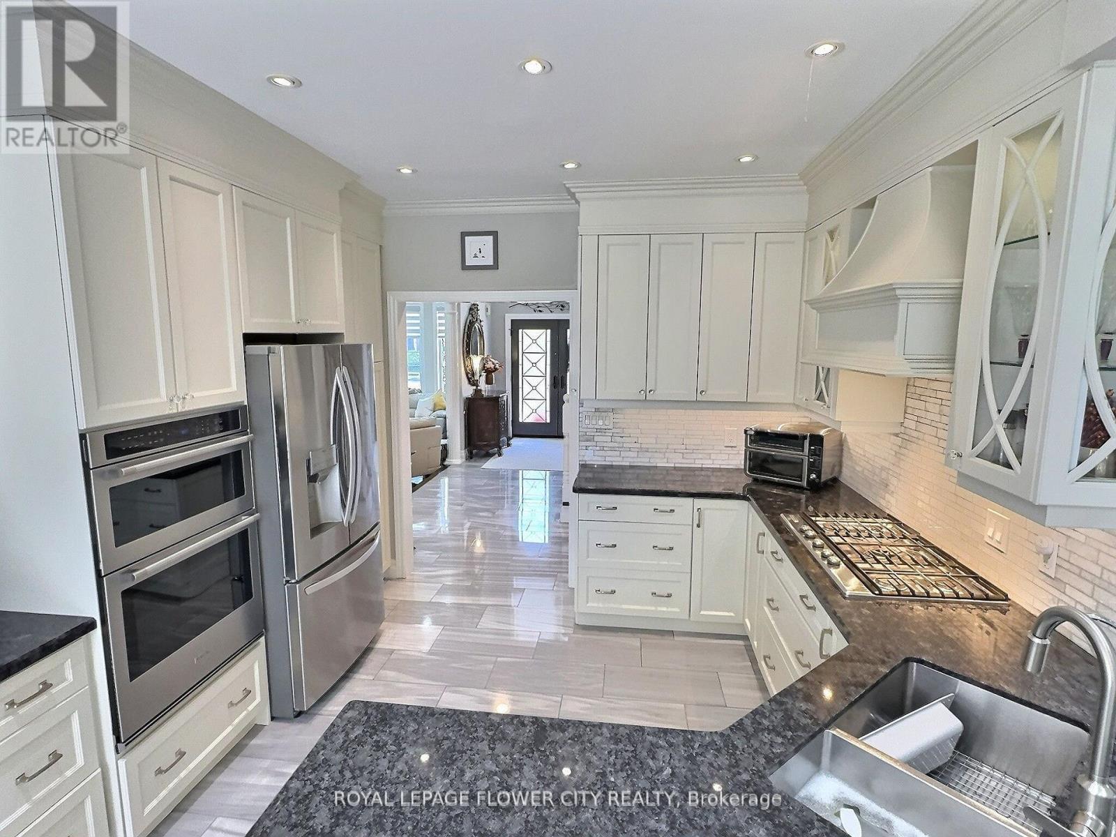 70 Colonel Bertram Road, Brampton (Snelgrove), Ontario  L6Z 4T6 - Photo 13 - W12811020