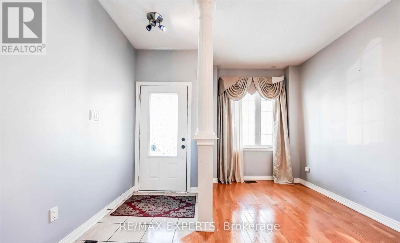 31 Vincent Street, Brampton (Sandringham-Wellington), Ontario  L6R 0G8 - Photo 2 - W12811026