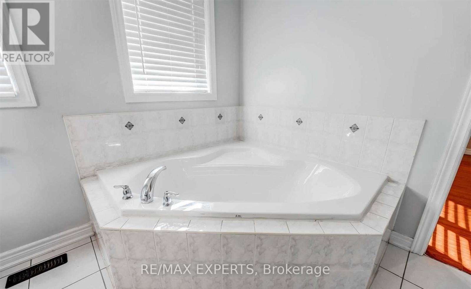 31 Vincent Street, Brampton (Sandringham-Wellington), Ontario  L6R 0G8 - Photo 21 - W12811026