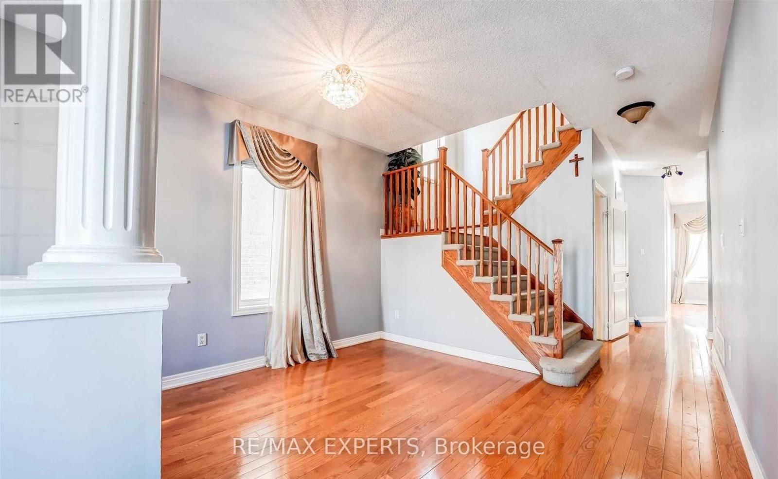 31 Vincent Street, Brampton (Sandringham-Wellington), Ontario  L6R 0G8 - Photo 3 - W12811026