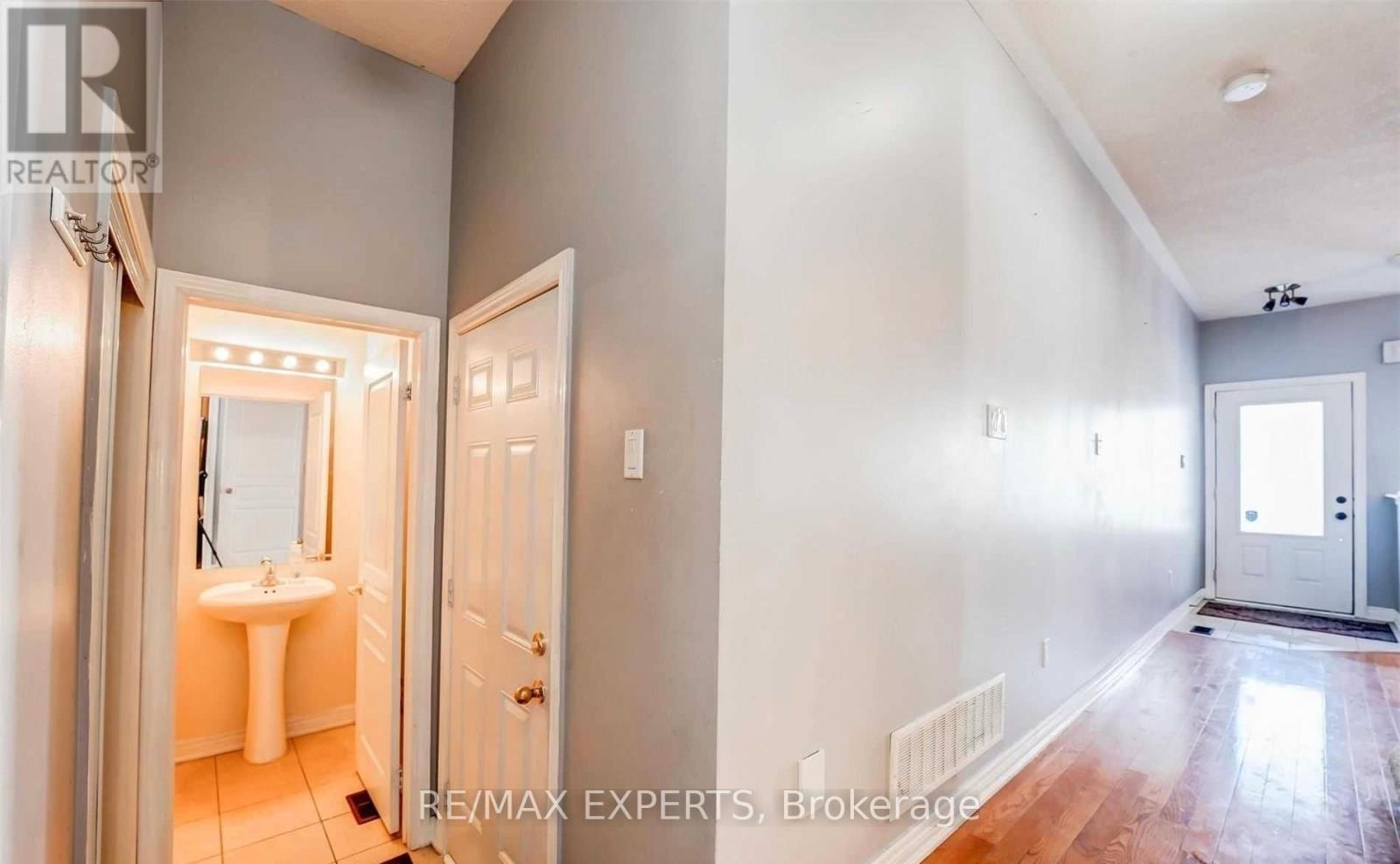 31 Vincent Street, Brampton (Sandringham-Wellington), Ontario  L6R 0G8 - Photo 5 - W12811026