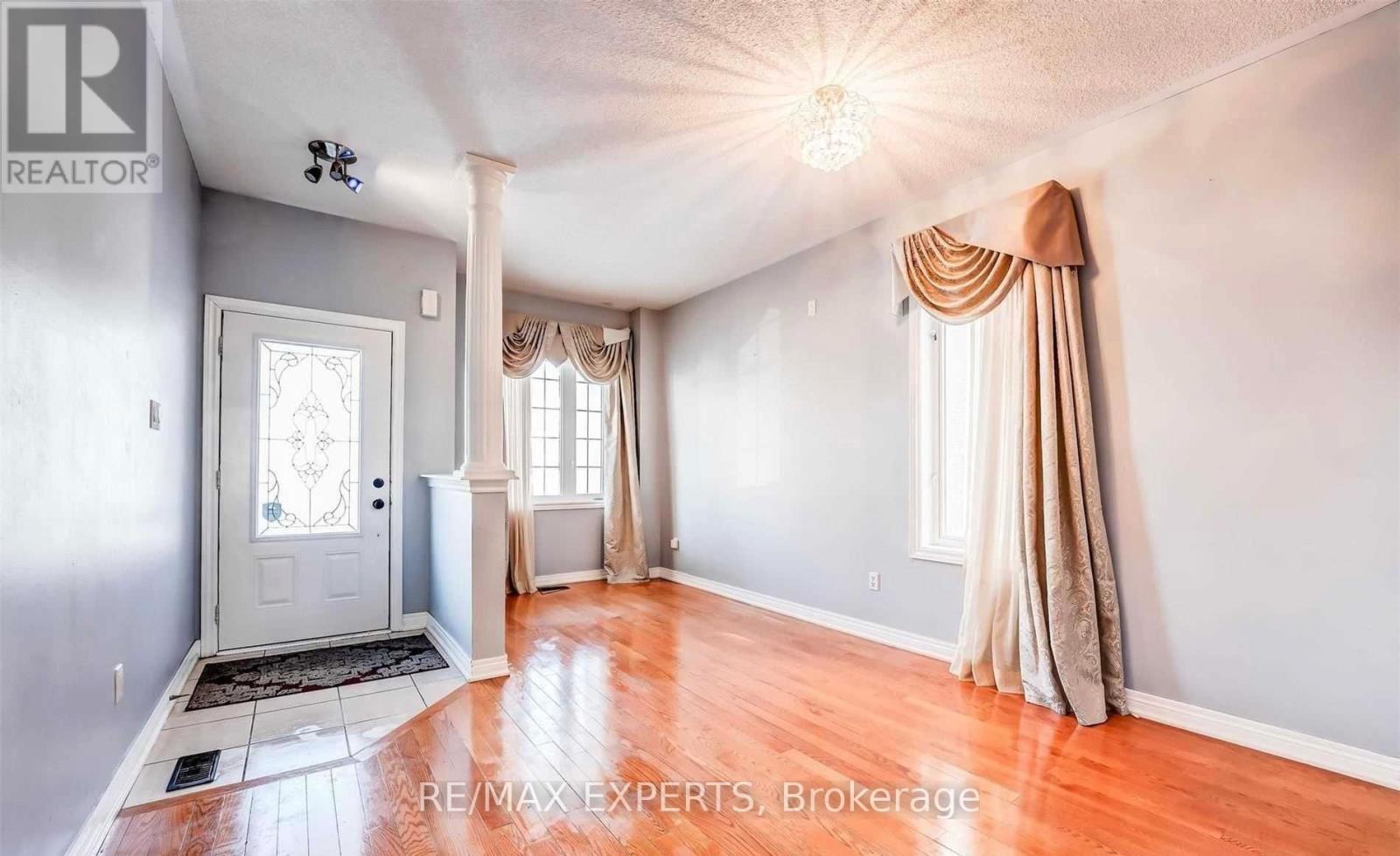 31 Vincent Street, Brampton (Sandringham-Wellington), Ontario  L6R 0G8 - Photo 6 - W12811026