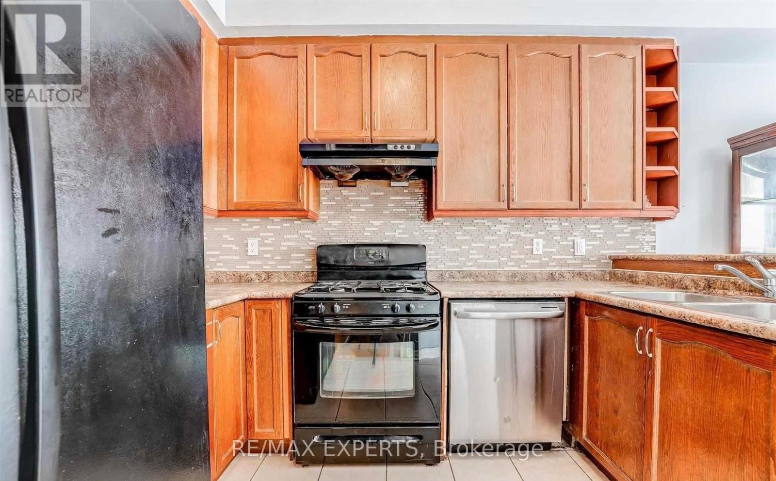 31 Vincent Street, Brampton (Sandringham-Wellington), Ontario  L6R 0G8 - Photo 9 - W12811026