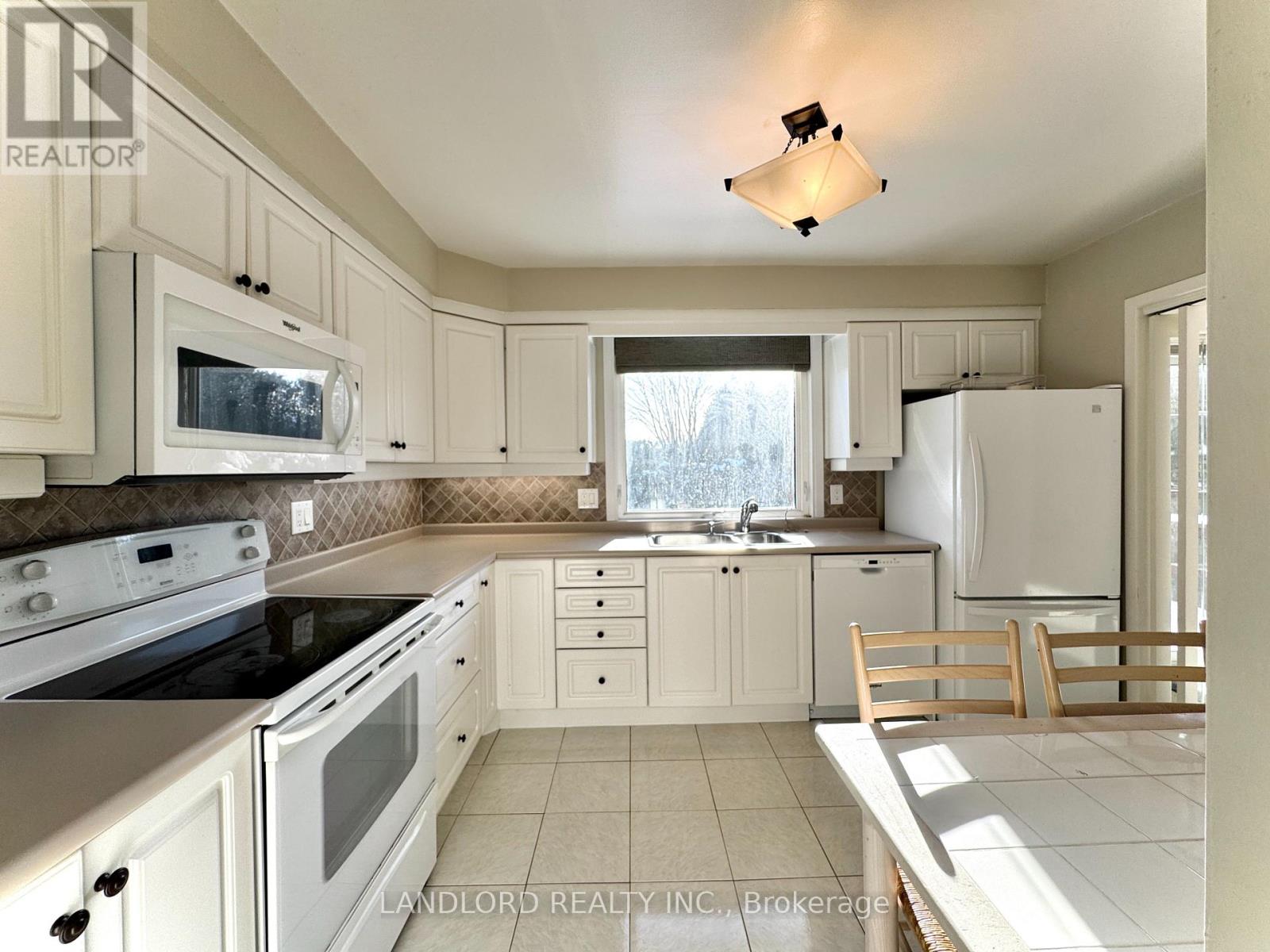 2294 Wyandotte Drive, Oakville, Ontario  L6L 2T6 - Photo 3 - W12666090