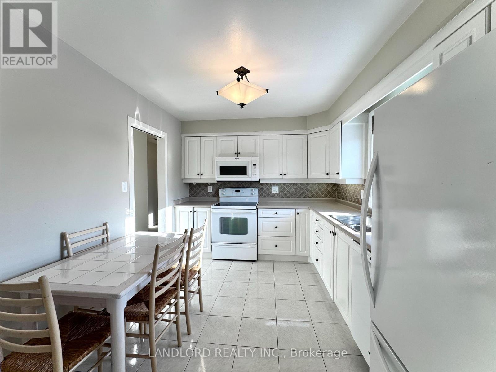 2294 Wyandotte Drive, Oakville, Ontario  L6L 2T6 - Photo 5 - W12666090