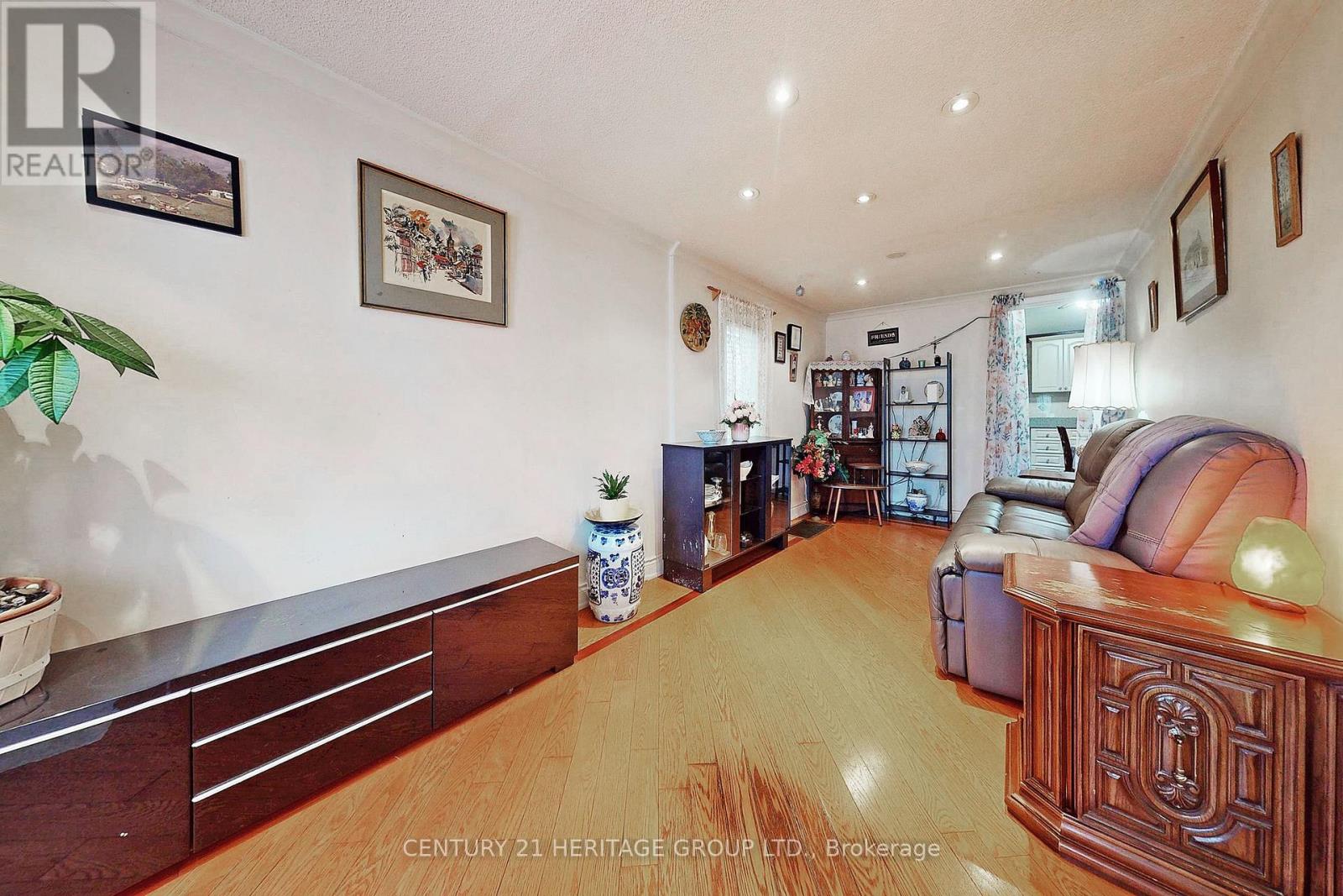 1045 East Avenue, Mississauga, Ontario  L5E 1X1 - Photo 3 - W12811166